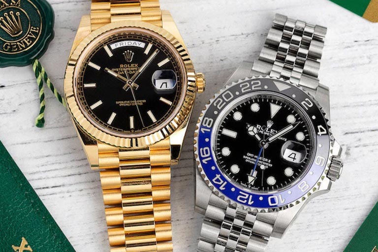 Rolex in oro giallo e Rolex in acciaio affiancati, simbolo del confronto tra eleganza e investimento.