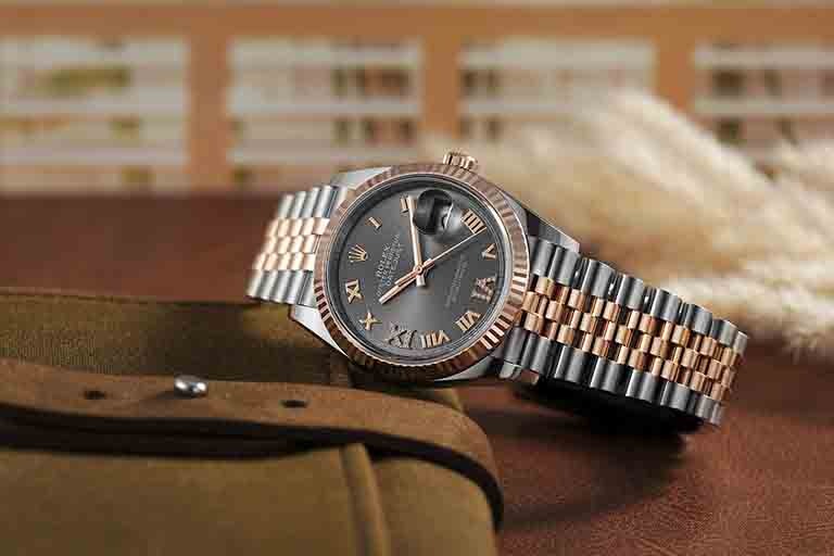 Rolex Datejust in acciaio e oro con quadrante scuro e numeri romani, modello iconico tra i Rolex usati a Roma disponibili in boutique specializzata.