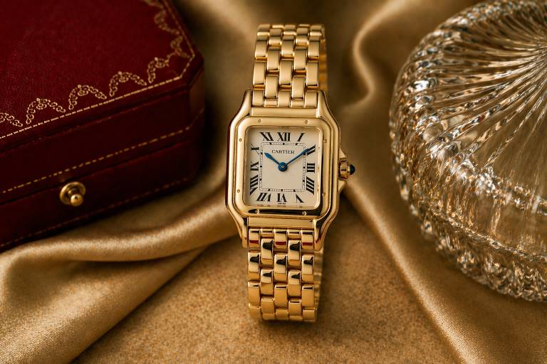 Orologio gioiello Cartier Panthère in oro con bracciale integrato e quadrante con numeri romani, modello iconico della collezione Cartier Panthère simbolo di eleganza senza tempo
